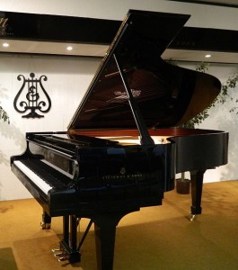 Steinway_grand_piano_and_logo